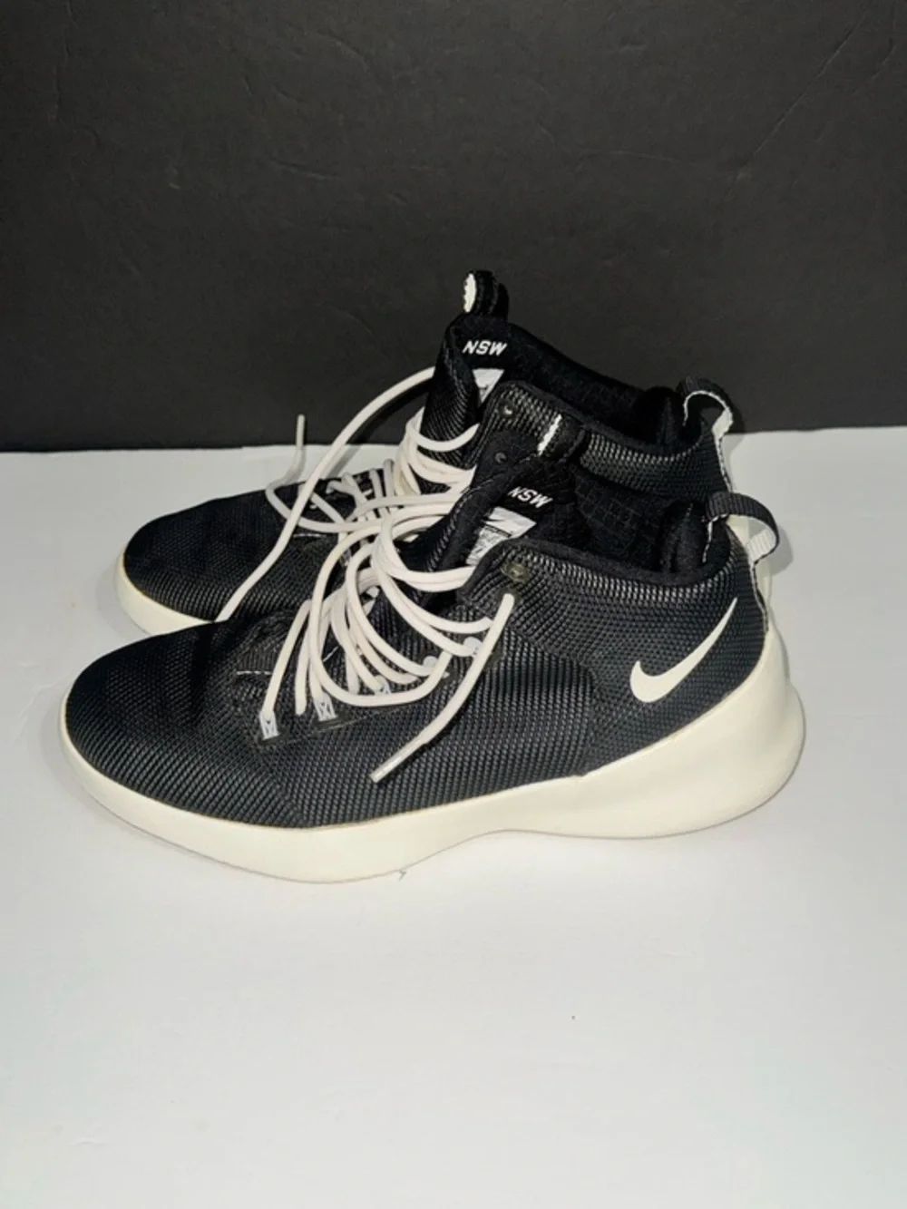Nike I Men’s I Black and White Lightweight Mid-top